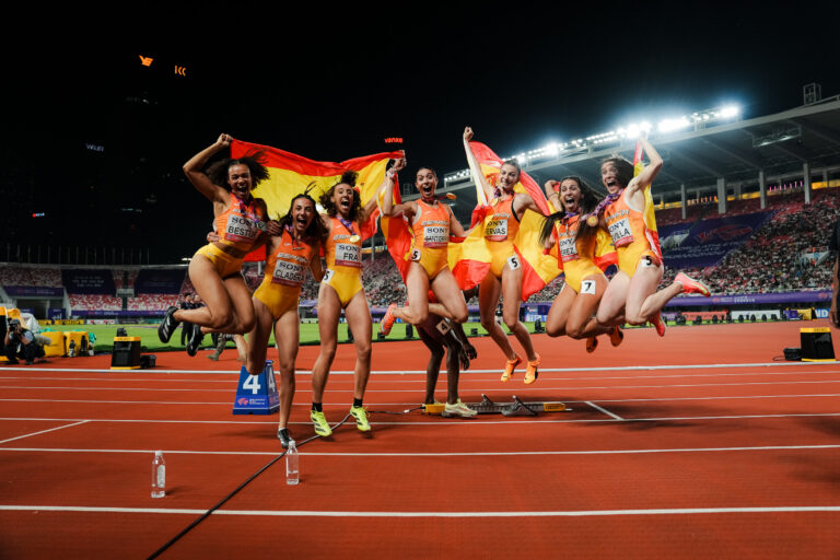 Los relevos femeninos de #EspañaAtletismo, medallistas en los World Relays