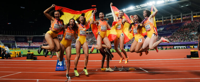 Los relevos femeninos de #EspañaAtletismo, medallistas en los World Relays